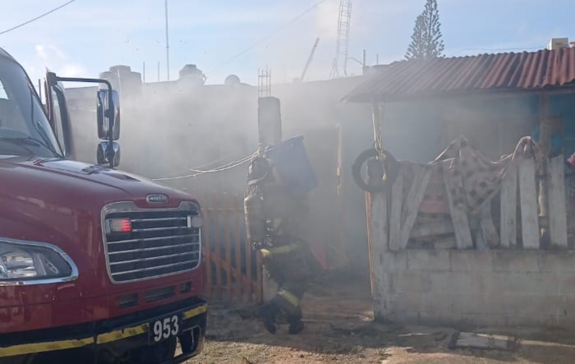 El incendio fue extinguido por los bomberos, y los habitantes de la casa siniestrada en la Región 103 de Cancún fueron revisados por paramédicos de la Cruz Roja