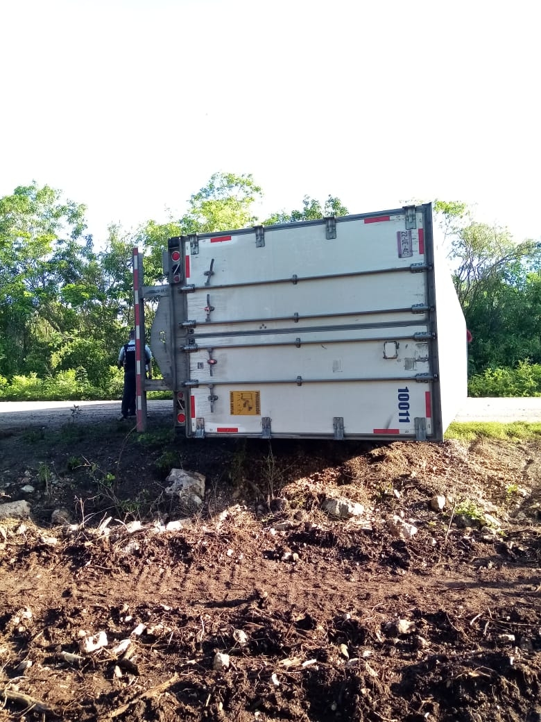 Camión cargado con línea blanca vuelca sobre la carretera Mérida-Cancún