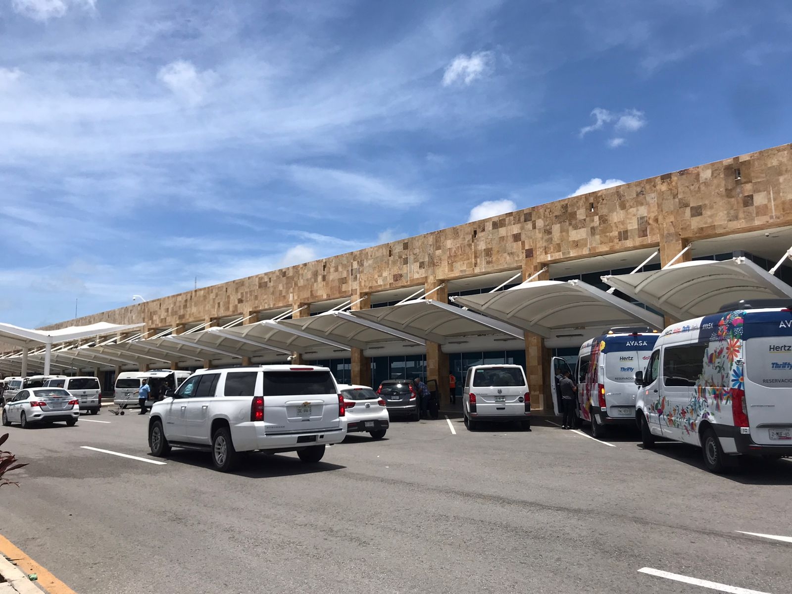 Aun con la alerta por el Huracán Ian, el aeropuerto de Cancún programa 460 vuelos