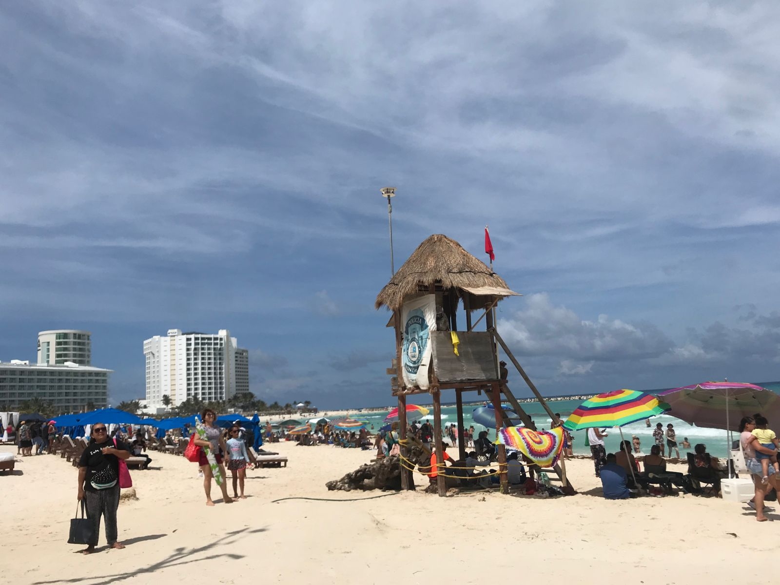 Los bañistas extranjeros y nacionales acudieron a Playa Fórum para relajarse y estar cerca del mar en la Zona Hotelera de Cancún