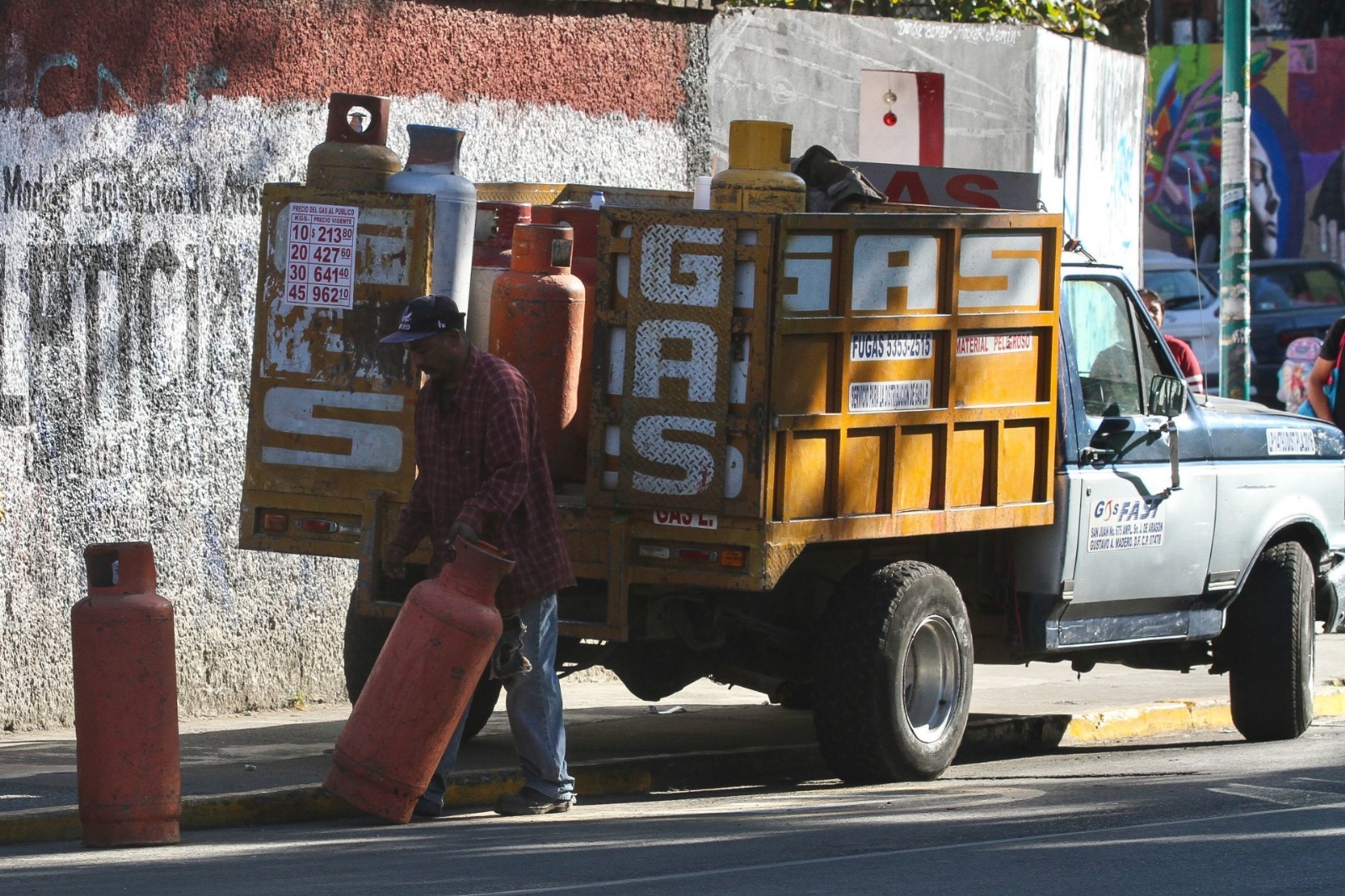 La venta por kilo y por litro aumentó algunos centavos en la capital del país, de acuerdo con el listado de la CRE