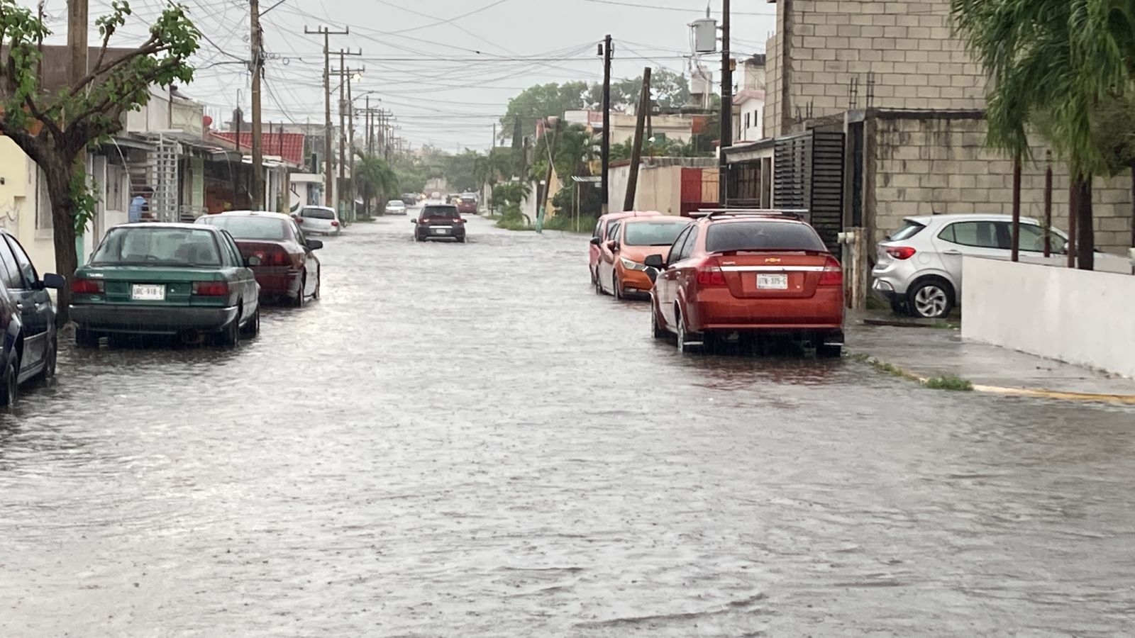 Los encharcamientos afectaron la circulación en varias avenidas de Chetumal, como la Constituyentes y Maxuxac