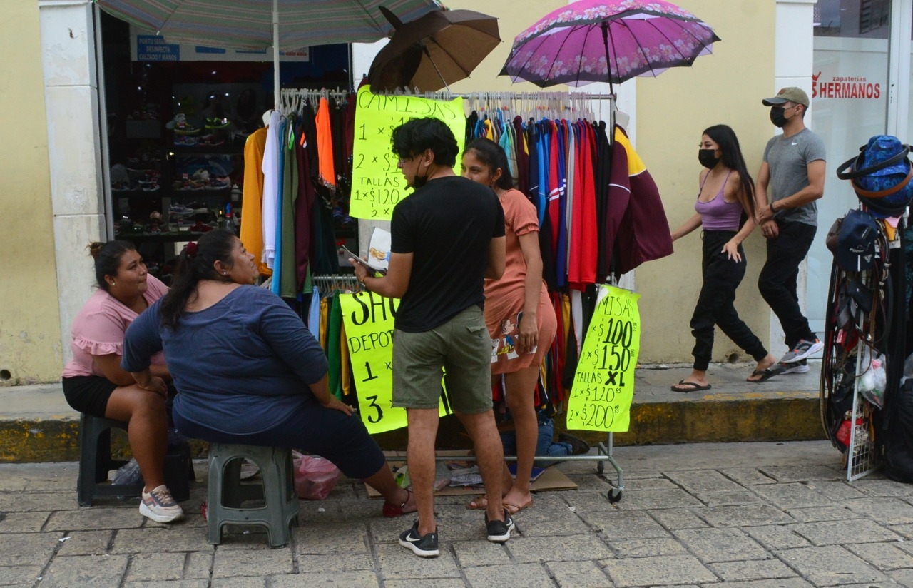 Algunos propietarios y encargados de comercios dicen que se venden cinturones o correas, carteras, zapatos, carteras y ropa