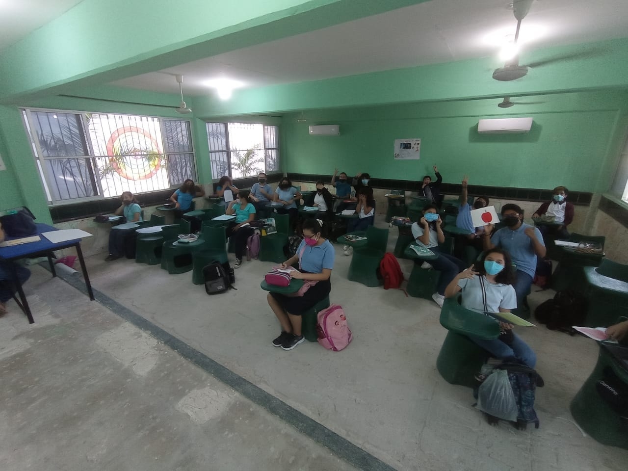 Segey deja sin pisos a escuela secundaria en Mérida; alumnos toman clases entre el polvo, denuncian