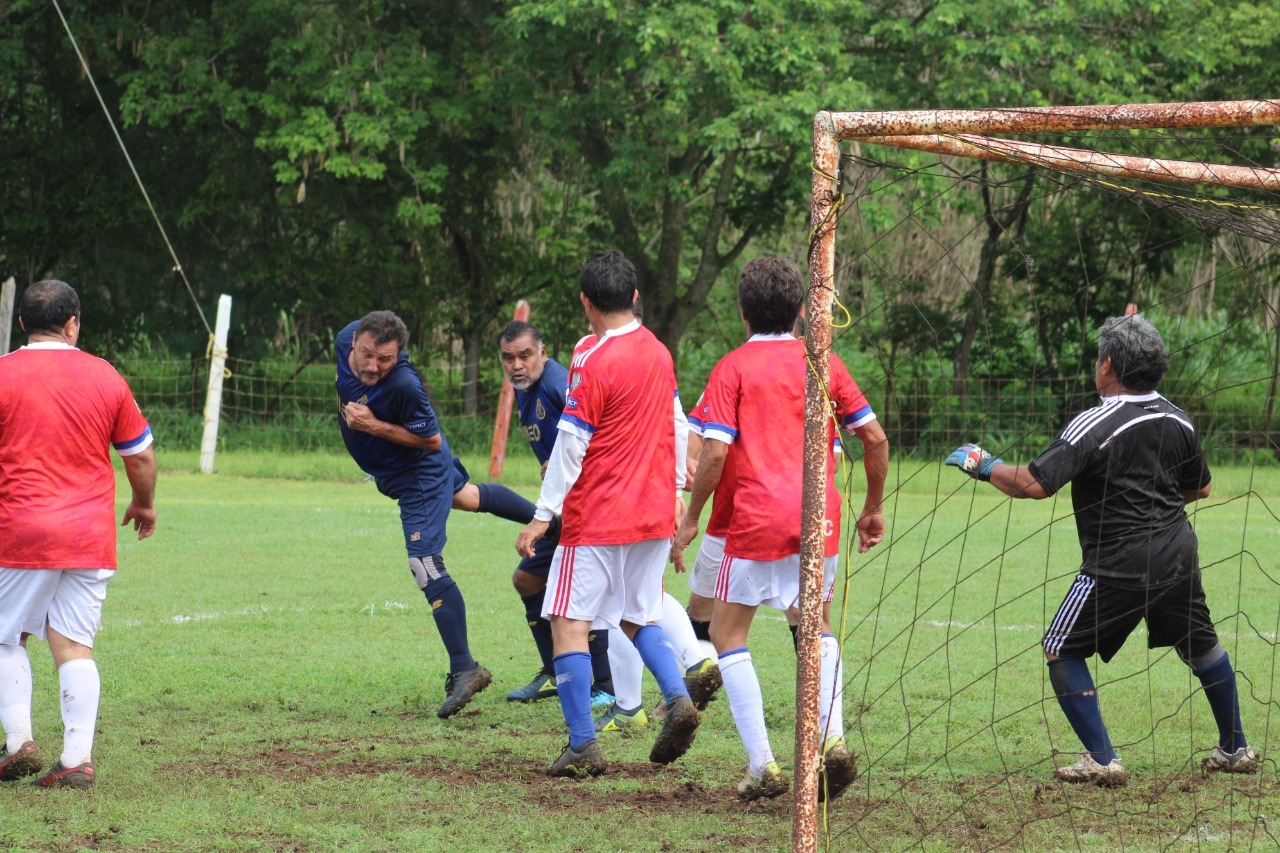 Líderes de la competición Chivas Máster 50 pierden sus encuentros