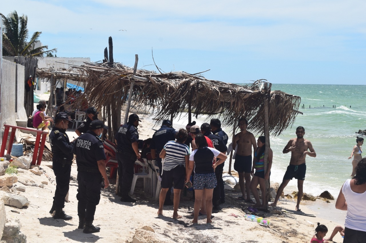 La mujer de casi 80 años fue auxiliada por los visitiantes de la playa en lo que llegaba la policía. Foto: Jesús López