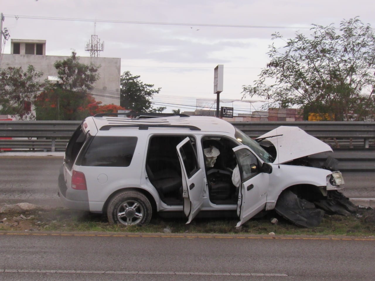 Conductor podría perder las piernas al chocar su camioneta en Mérida