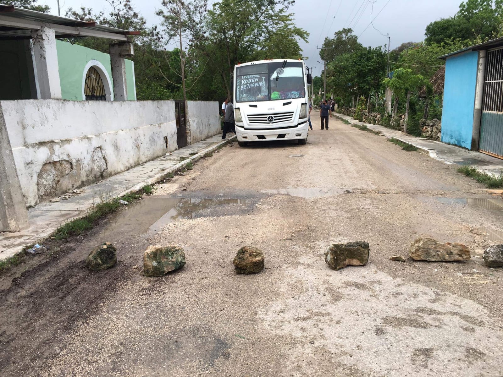 Habitantes de Chemblás retienen camión del transporte; exigen a Biby Rabelo más rutas