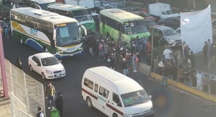 Se desata riña en Indios Verdes por bloqueo de transportistas: VIDEO