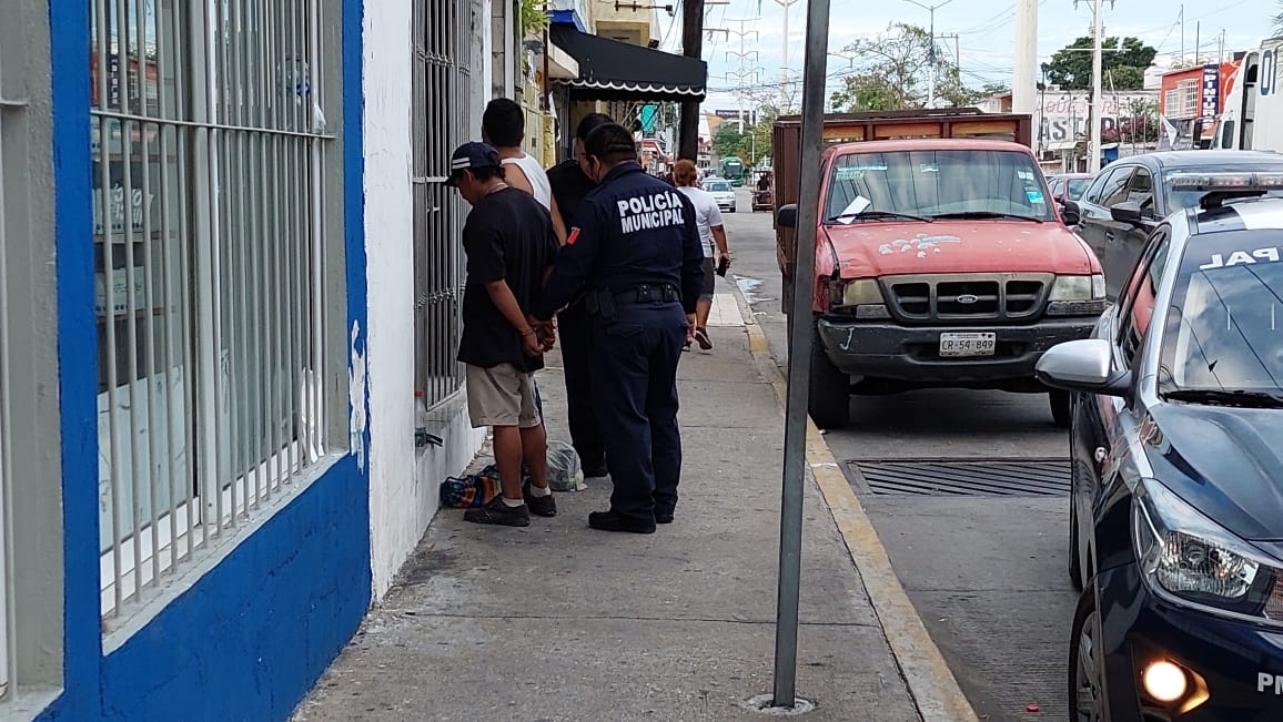 La Policía Municipal de Ciudad del Carmen detuvo a los dos hombres por consumir alcohol en la vía pública