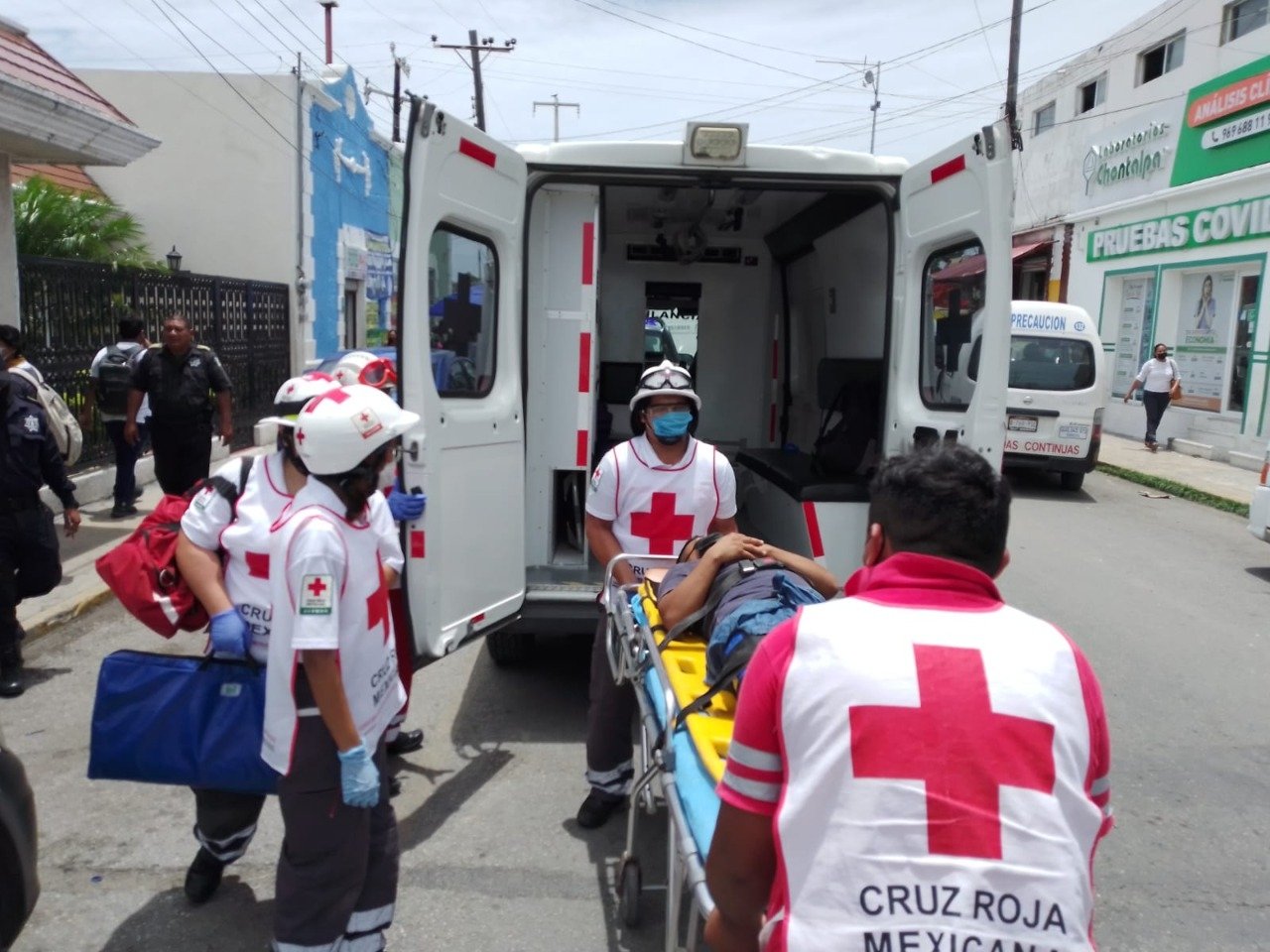 Trasladan a hombre al hospital tras resbalarse con la cáscara de una fruta en Progreso