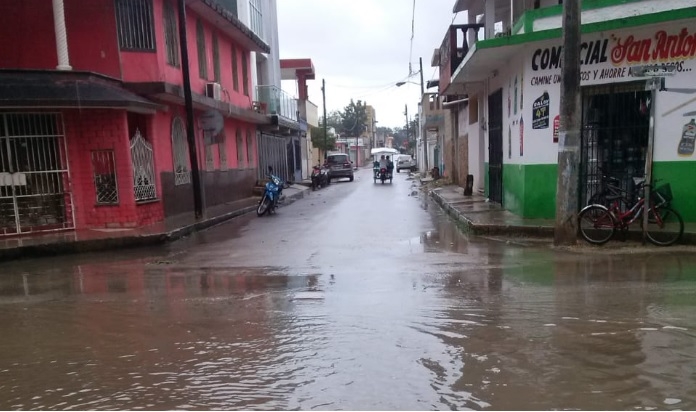 Una fuerte lluvia afectó a la Colonia Miraflores que dejó sin energía eléctrica