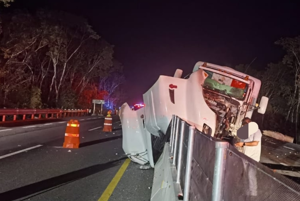 Trailero provoca segundo accidente en la carretera Mérida-Cancún este lunes
