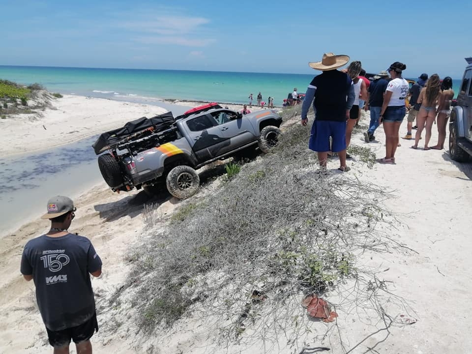 Vehículos tiene prohibido ingresar a la zona de las playas en Río Lagartos