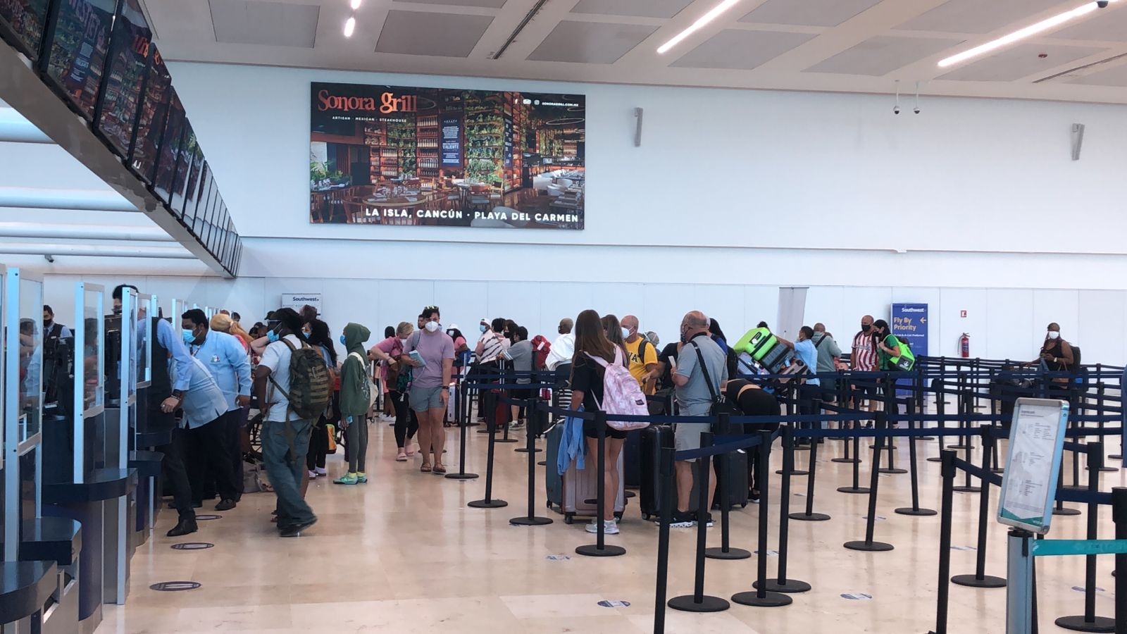 Usuarios del aeropuerto de Cancún, sin usar cubrebocas pese a alza de contagios de COVID: VIDEO