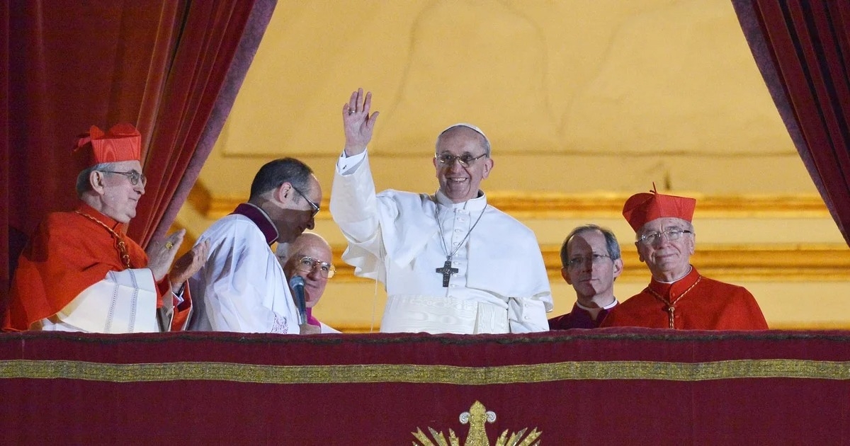 El Papa Francisco ha sido visto transportado en silla de ruedas o que camina con ayuda de un bastón