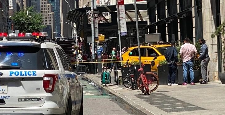 Un taxi atropelló a varias personas en Nueva York cuando se subió a la acera