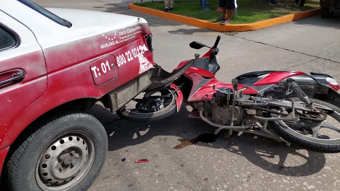 Taxista del SUTV se 'vuela' el alto y atropella a motociclista en Ciudad del Carmen