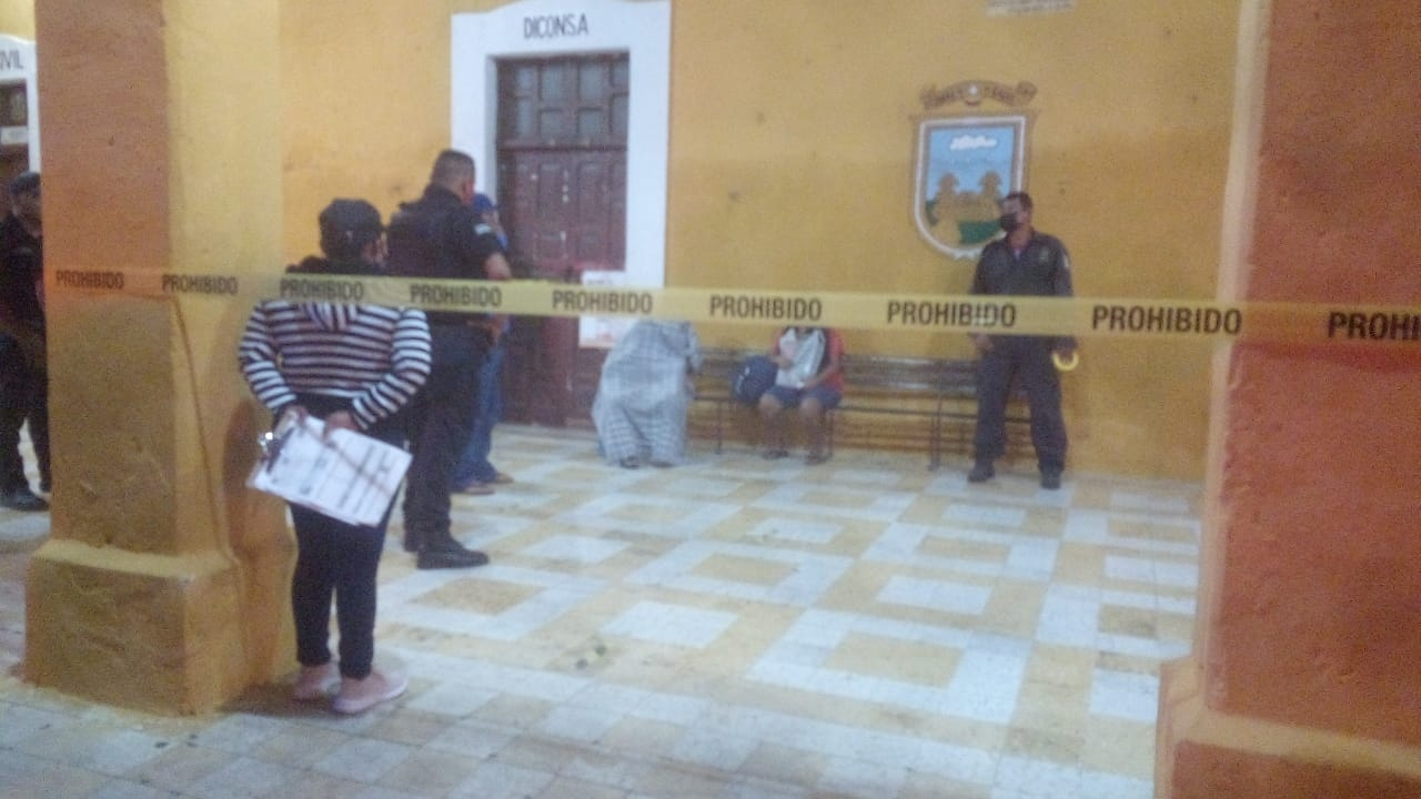 EL hombre murió sentado en el Palacio Municipal de Izamal, Yucatán. Foto: David Collí