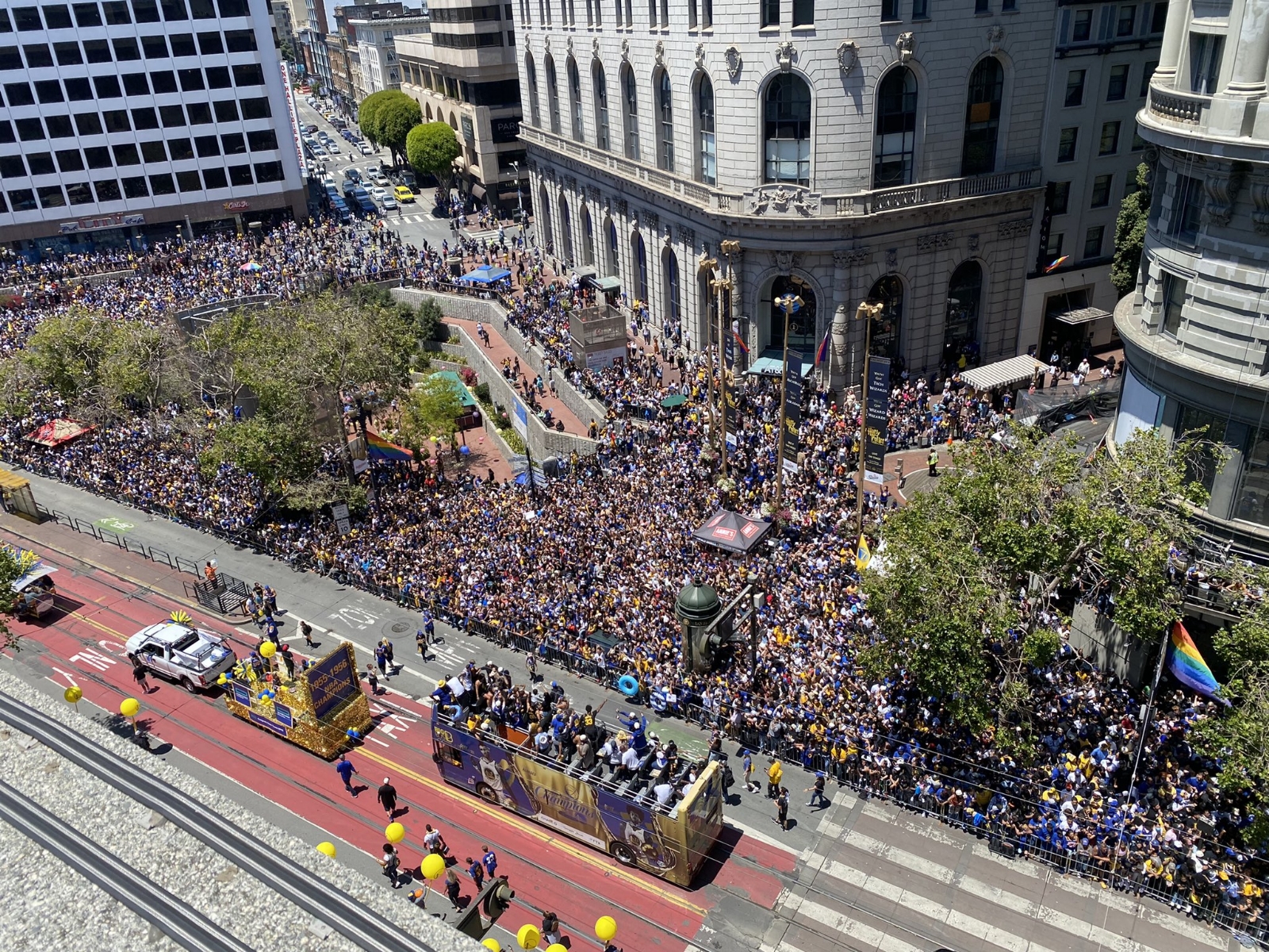 San Francisco se pinto de amarillo y azul por los festejos de la NBA de los Warriors