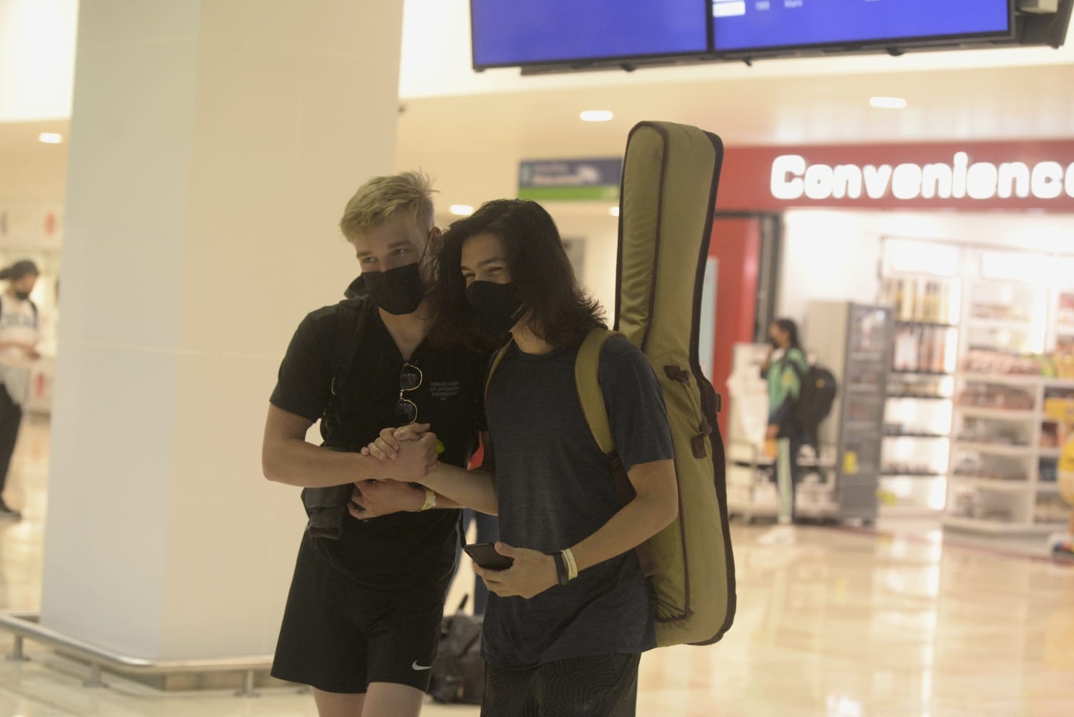 Desde muy temprana hora los pasajeros arribaron a la terminal aérea de Mérida