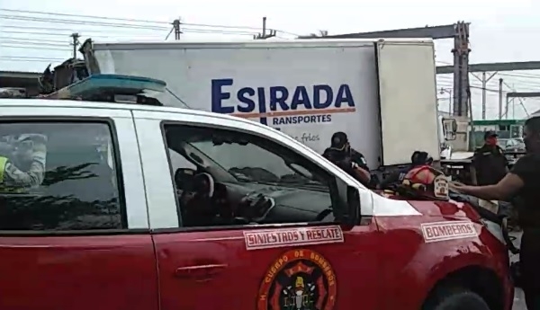 El conductor iba circulando sobre el periférico de Mérida cuando un choque generó este aparatoso accidente