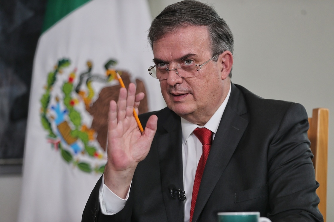 Marcelo Ebrard se compromete a buscar justicia