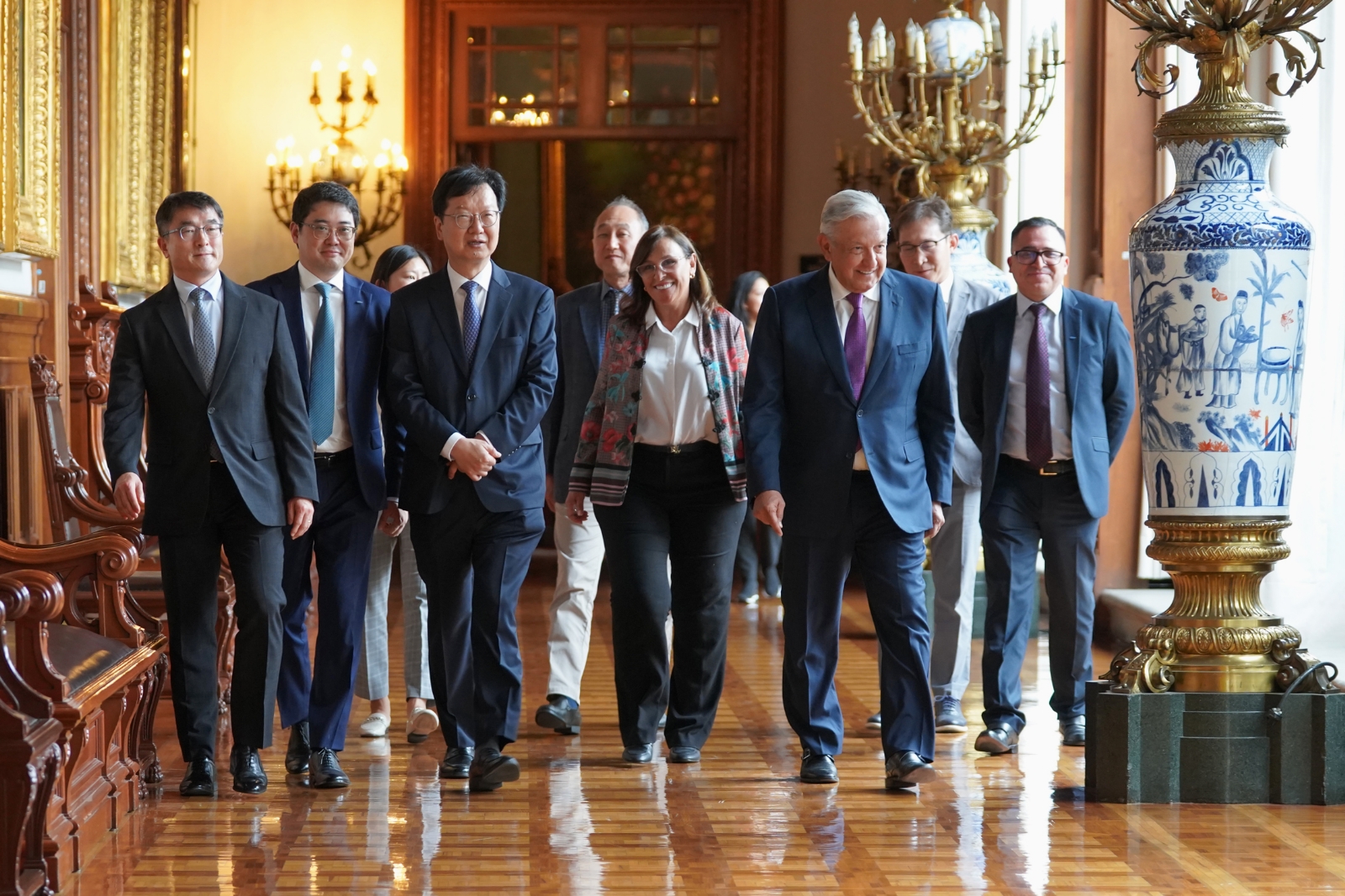 AMLO recibe al director general de Samsung en Palacio Nacional