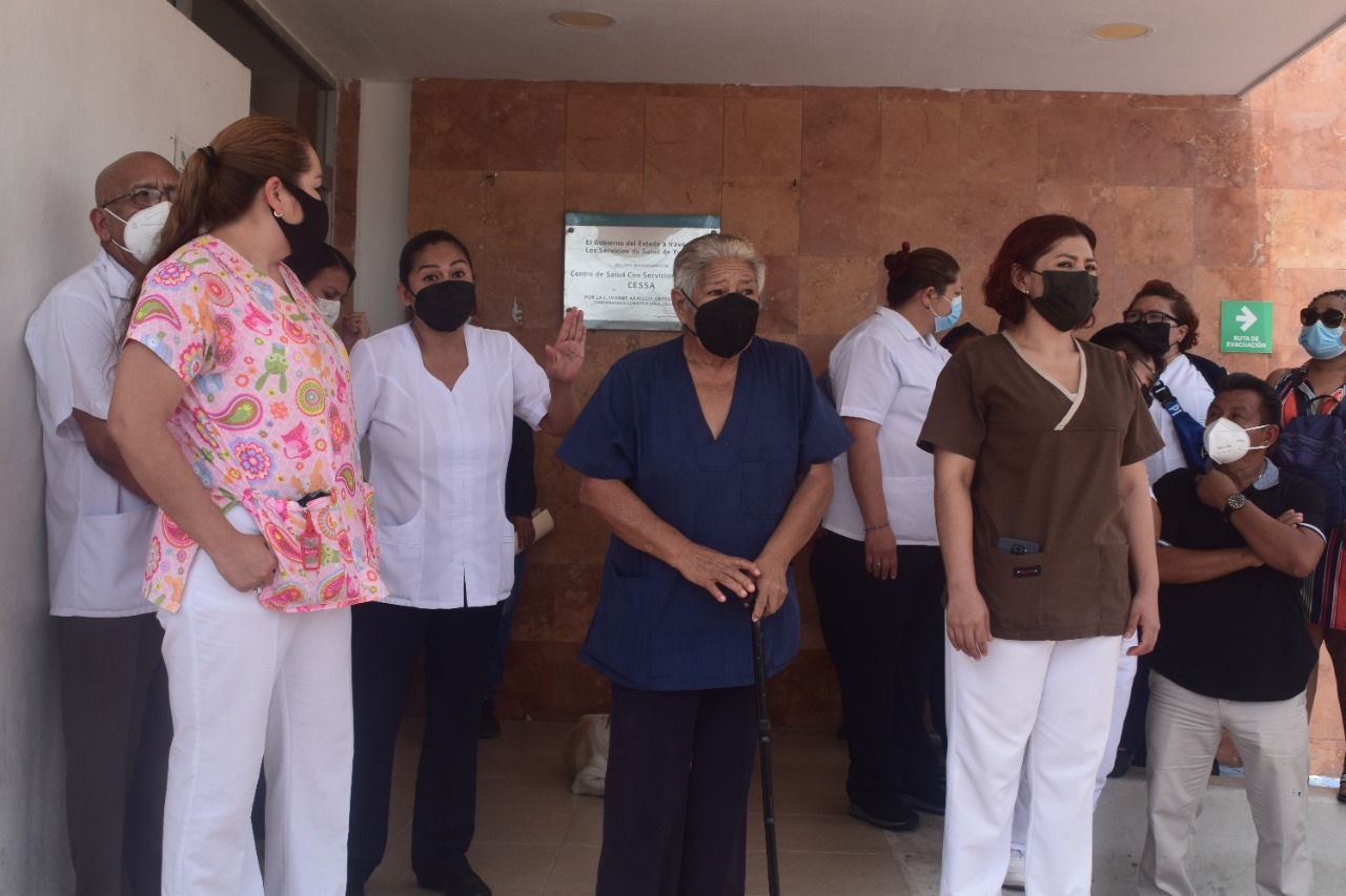 Arremeten trabajadores contra el Centro de Salud con Servicios Ampliados en Progreso