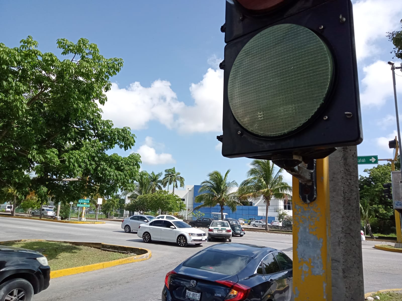 Semáforos de las avenidas suspendieron su servicio, lo que ocasionó caos vial en algunos puntos