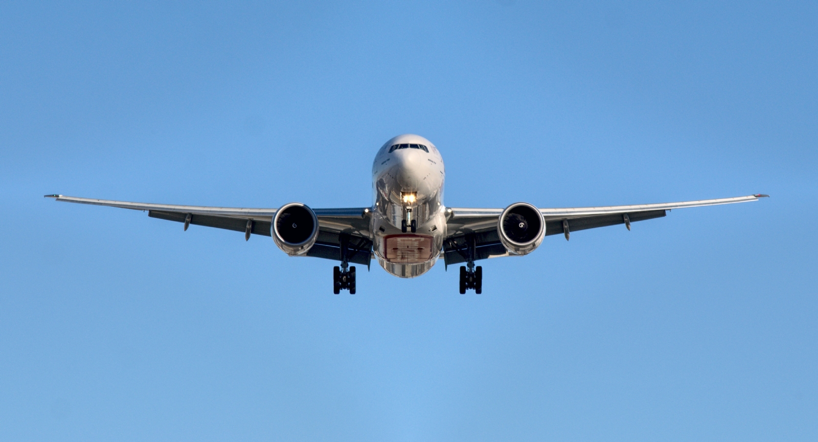 Vuelo de Aerolíneas Argentinas aterriza de emergencia por presunta bomba en el equipaje