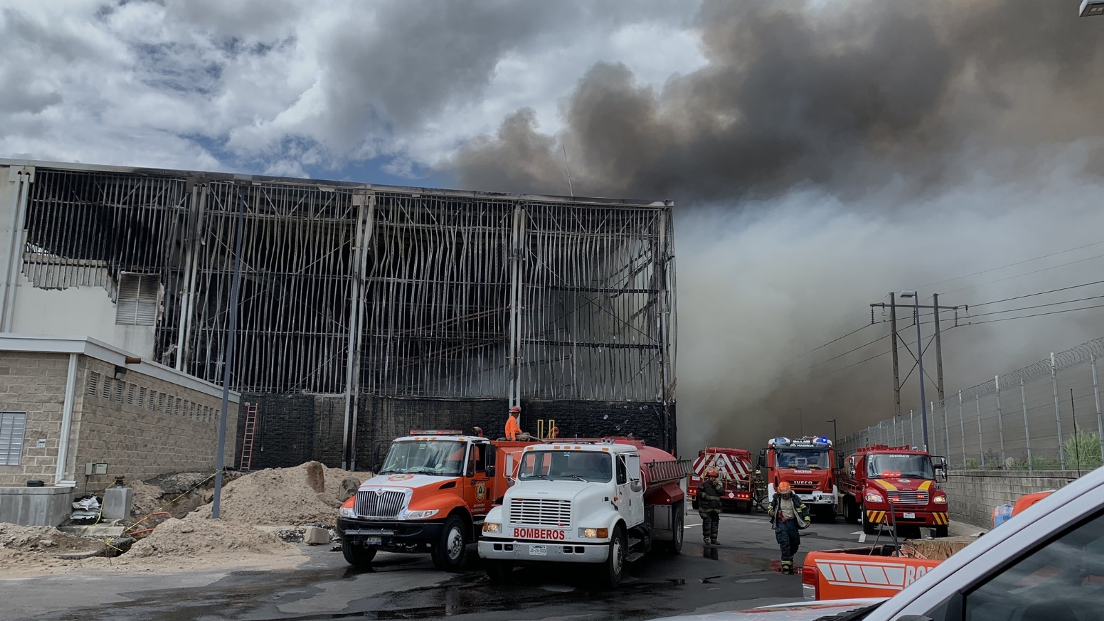 Un incendio de una bodega de medicamentos en Tlaquepaque ha dejado 200 personas desalojadas y varios bomberos heridos