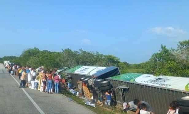 Otra vez vuelca tráiler y es aprovechado para la rapiña entre Sabancuy y Champotón