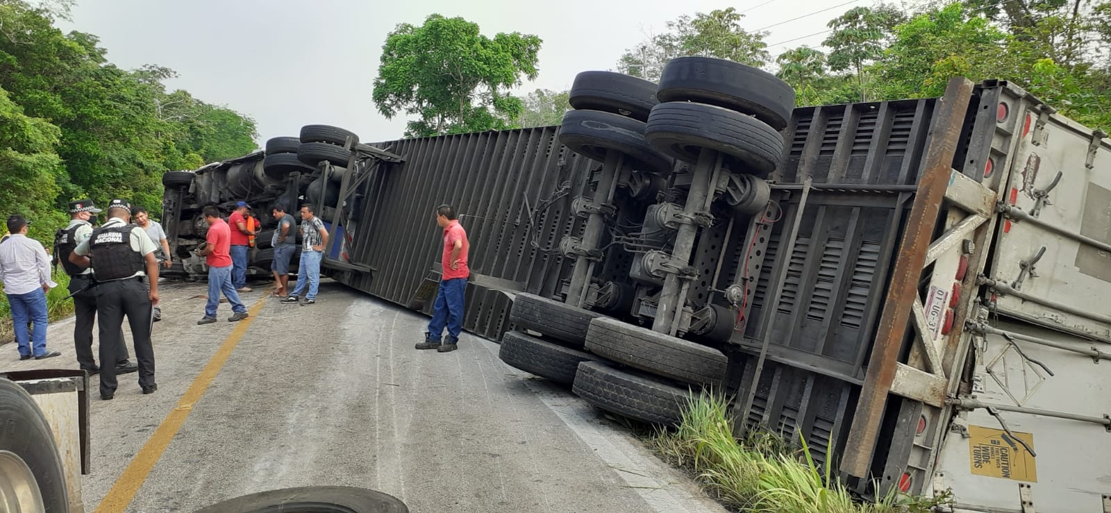 Vuelca remolque con ropa en José María Morelos; vecinos esperan rapiña