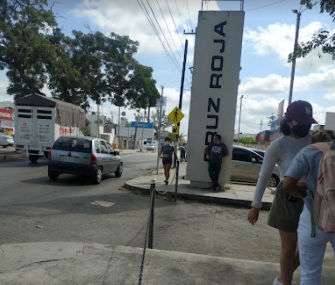 Hombre muere dentro de su auto afuera de la Cruz Roja Oriente en Mérida