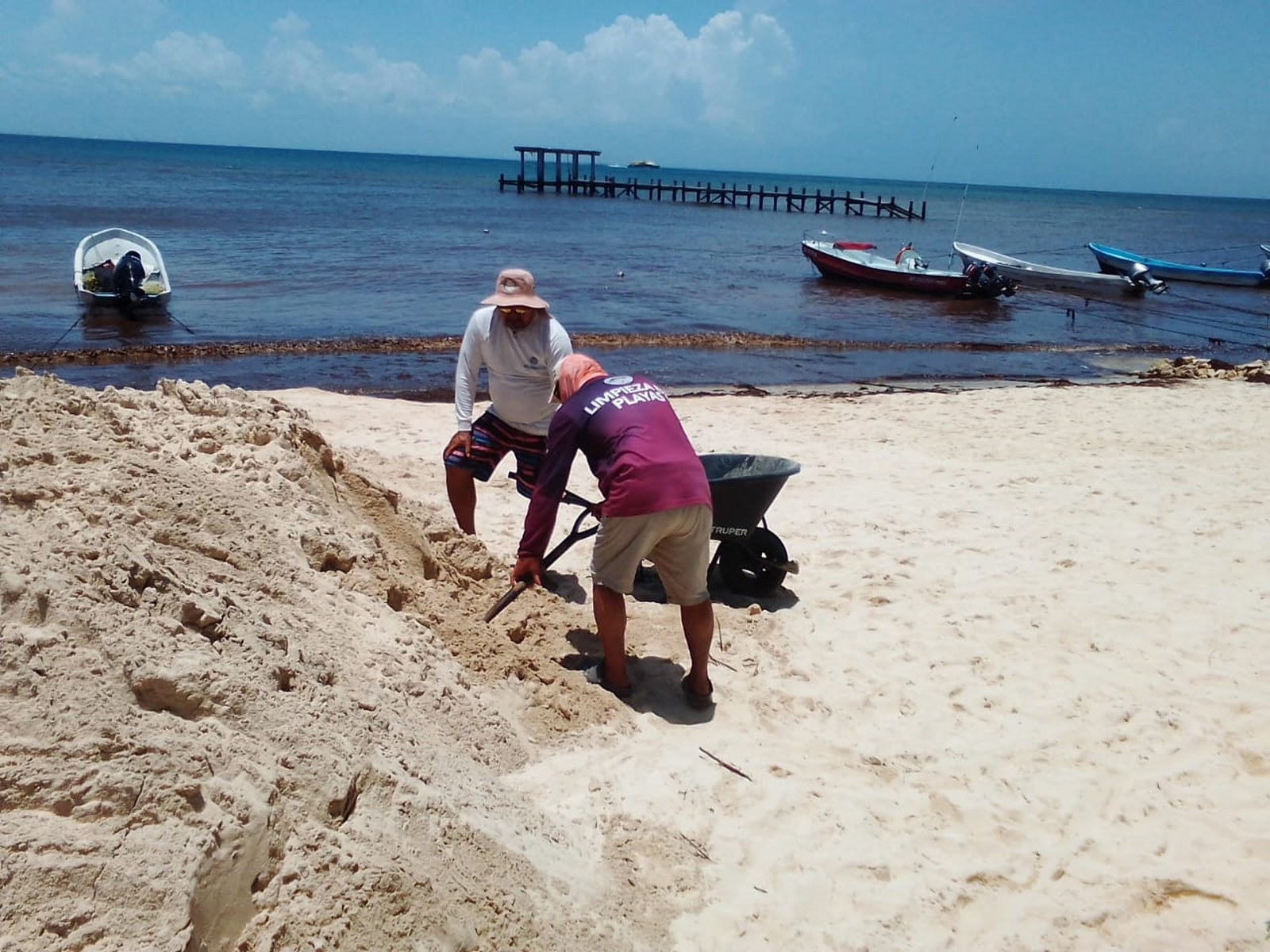 Recuperan playa "El Recodo" en Solidaridad; vierten 40 toneladas de arena