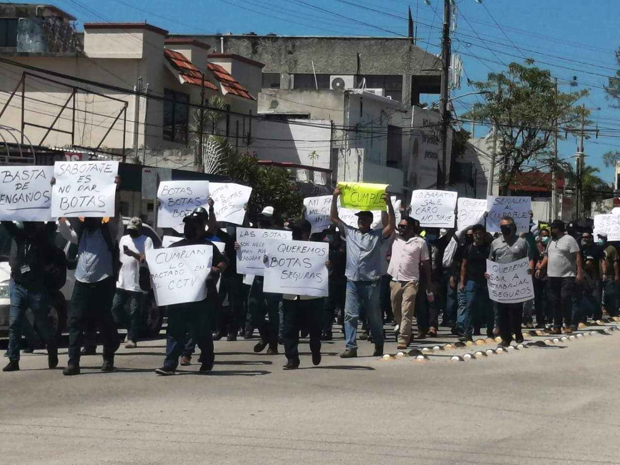 Petroleros de Ciudad del Carmen protestan contra Pemex por la falta de seguridad en las plataformas