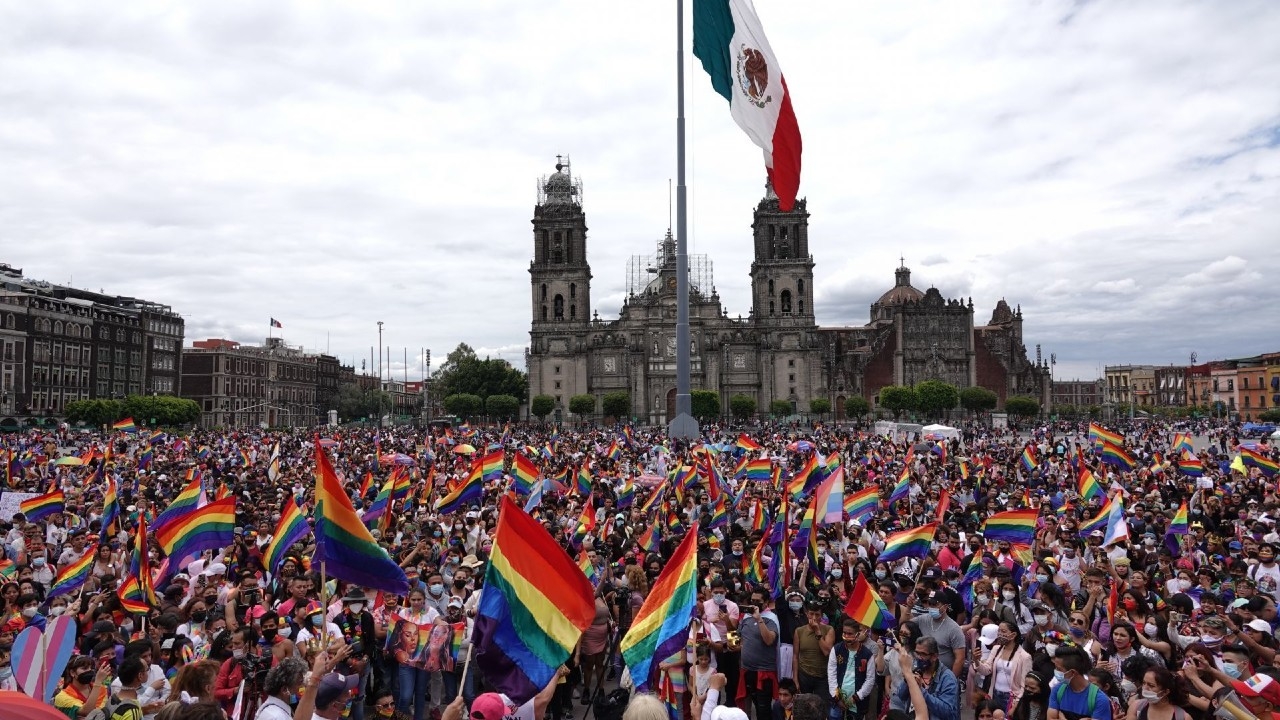 La Marcha del Orgullo LGBT+ concluye en el Zócalo de la CDMX. Foto: Cuartoscuro