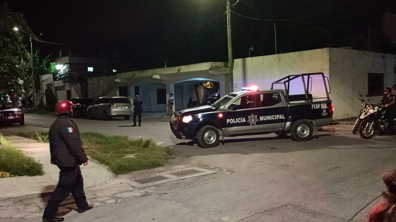 La zona donde se reportaron los disparos en Cozumel fue acordonada por elementos policiacos en la isla