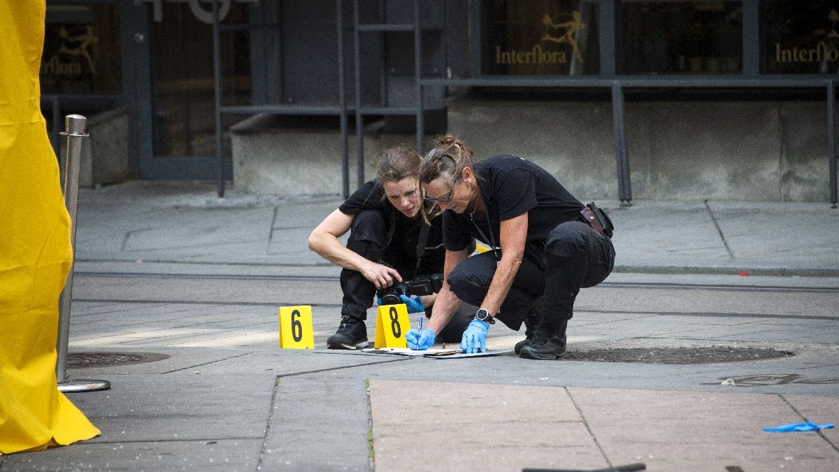 La Policía de Oslo recoge la evidencia en la zona donde dos personas fueron asesinadas y otras más reultaron con heridas graves