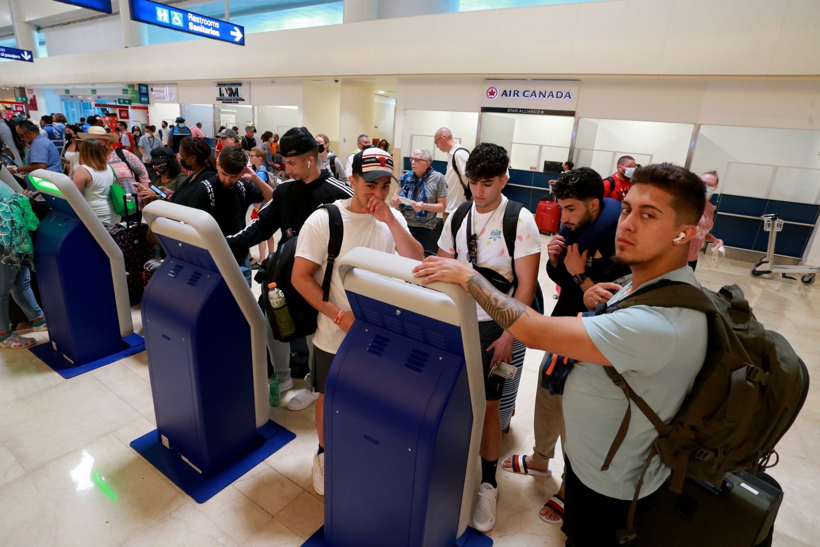Algunos pasajeros portaban mal el cubrebocas o en su caso no lo traían dentro del aeropuerto de Cancún, donde sí se mantiene obligatorio su utilización