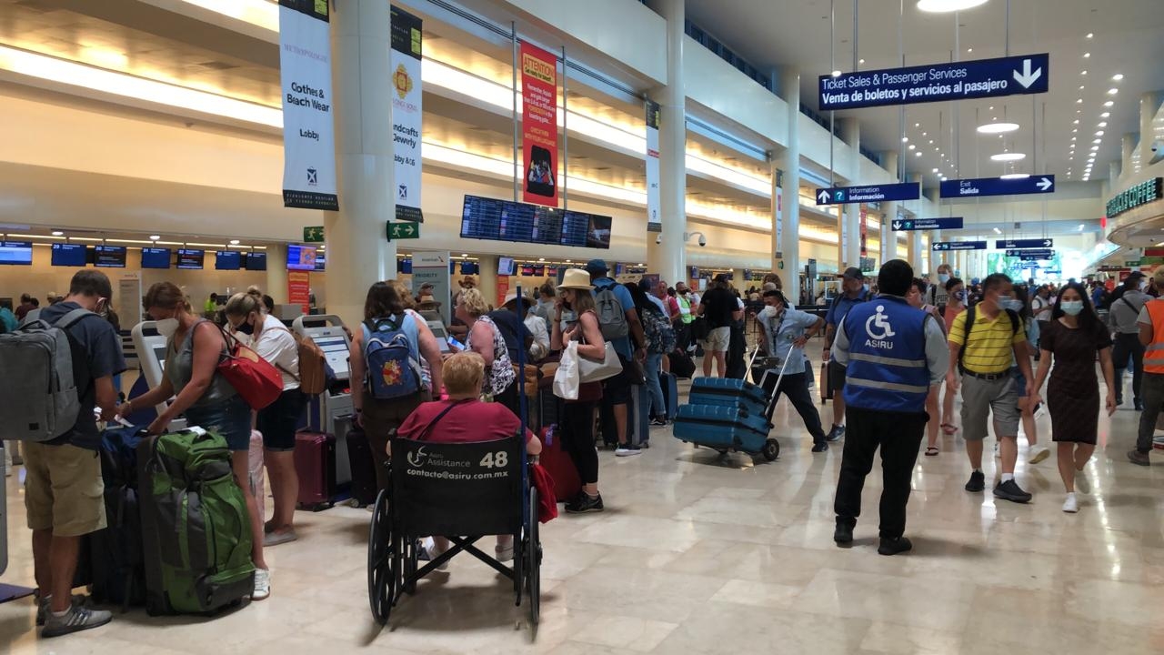 Algunos de los usuarios del aeropuerto de Cancún utilizan el cubrebocas dentro del recinto aéreo del Caribe Mexicano