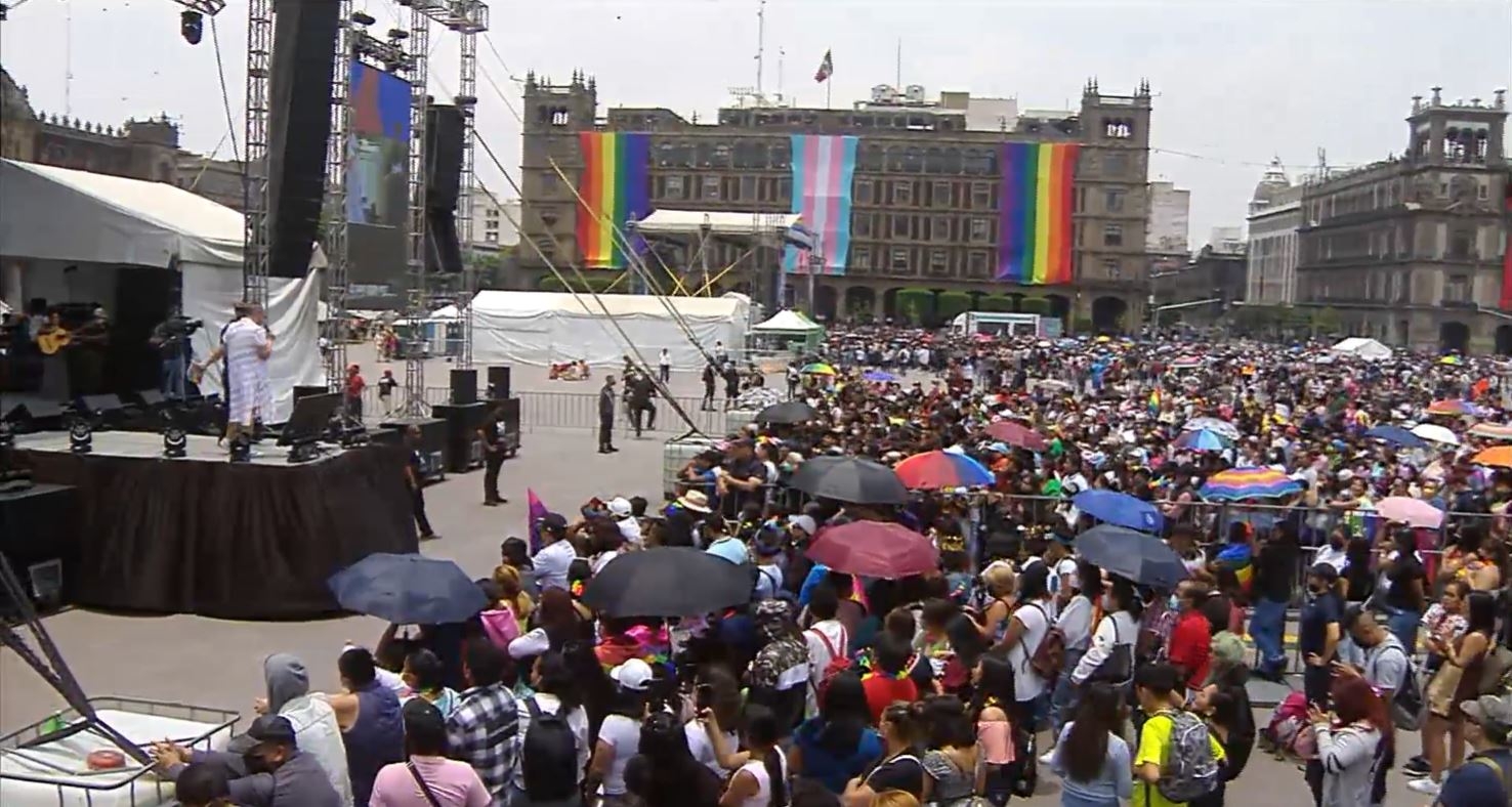 Miles de personas se reúnen en el Zócalo de CDMX