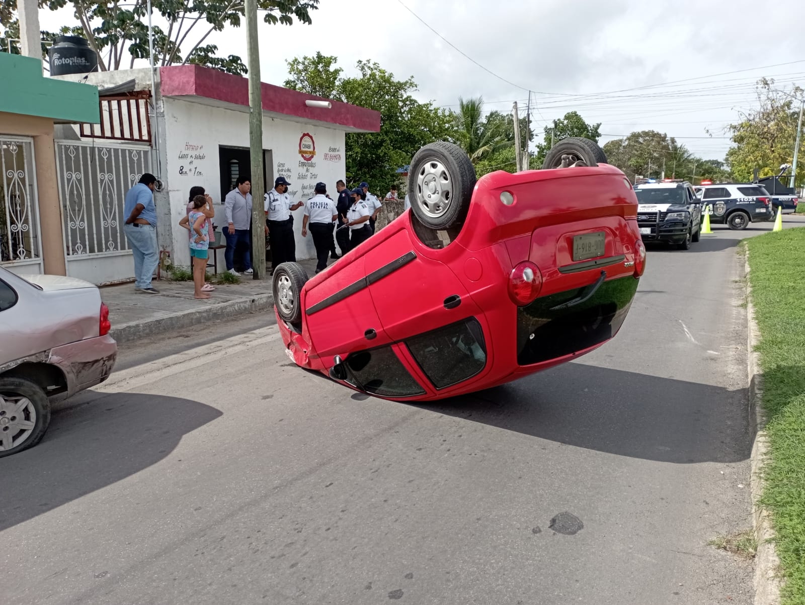 El conductor del vehículo volcado fue detenido por vecinos cuando trataba de escapar tras el accidente en Chetumal