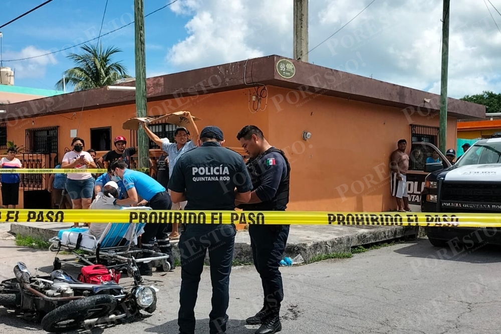 Los policías de Cozumel, presionados por los habitantes de la colonia Emiliano Zapata, tuvieron que quedarse para hacerse responsables del accidente que causaron