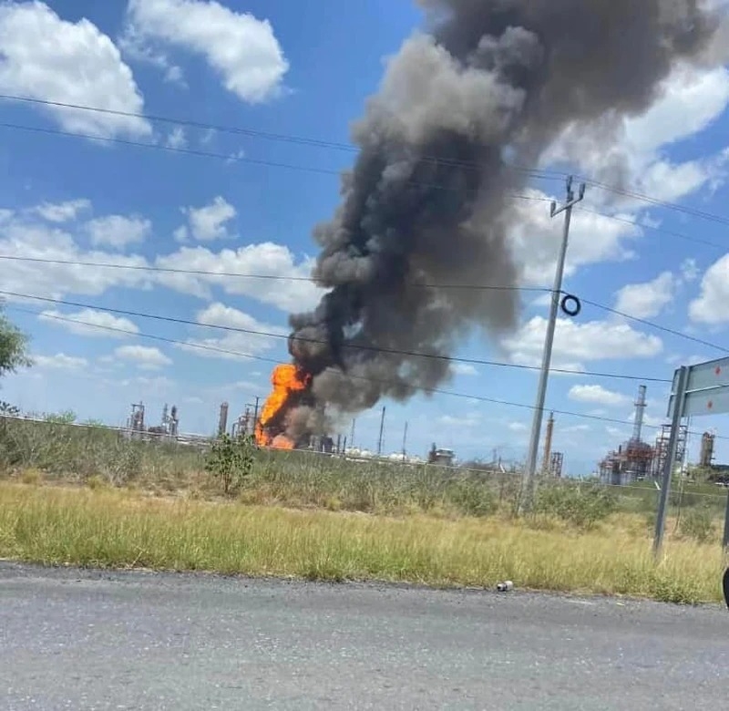 Una columna de humo fue percibida por automovilistas que pasaban cerca de la Refinería de Pemex en Cadereyta