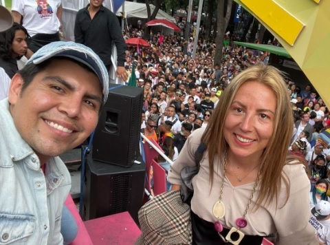 Mafe se unió a la marcha de orgullo gay ayer sábado en la Ciudad de México