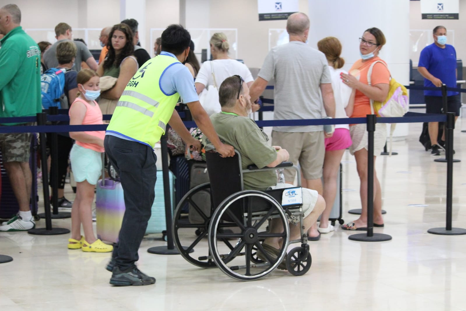 Turista estadounidense se desmaya en el aeropuerto de Cancún