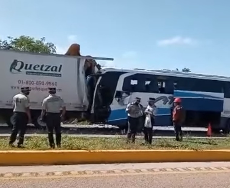 Choca camión de pasajeros ATS contra un tráiler en Hecelchakán; hay 15 lesionados