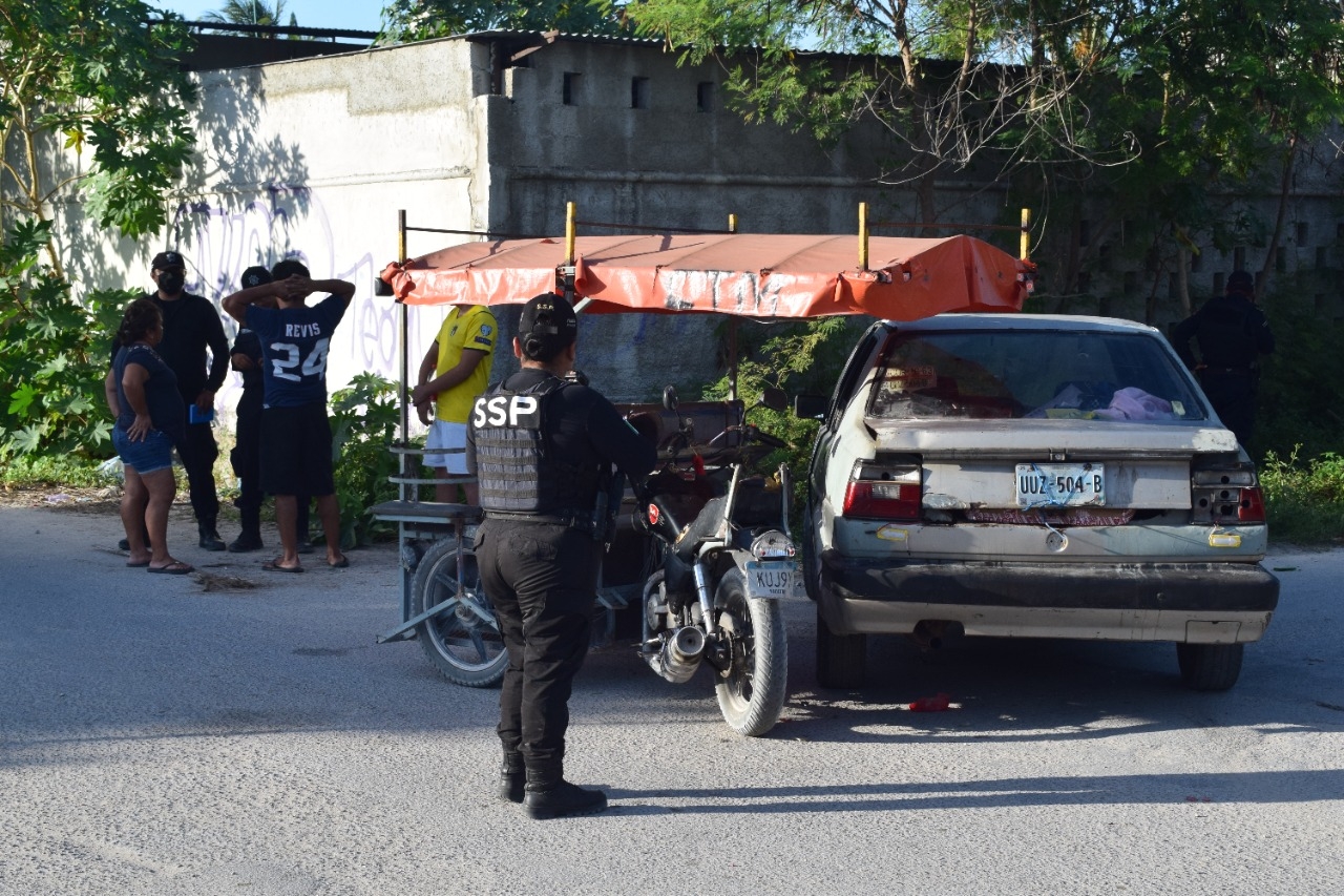 Auto impacta a tricitaxi con tres personas a bordo en Chelem, Yucatán